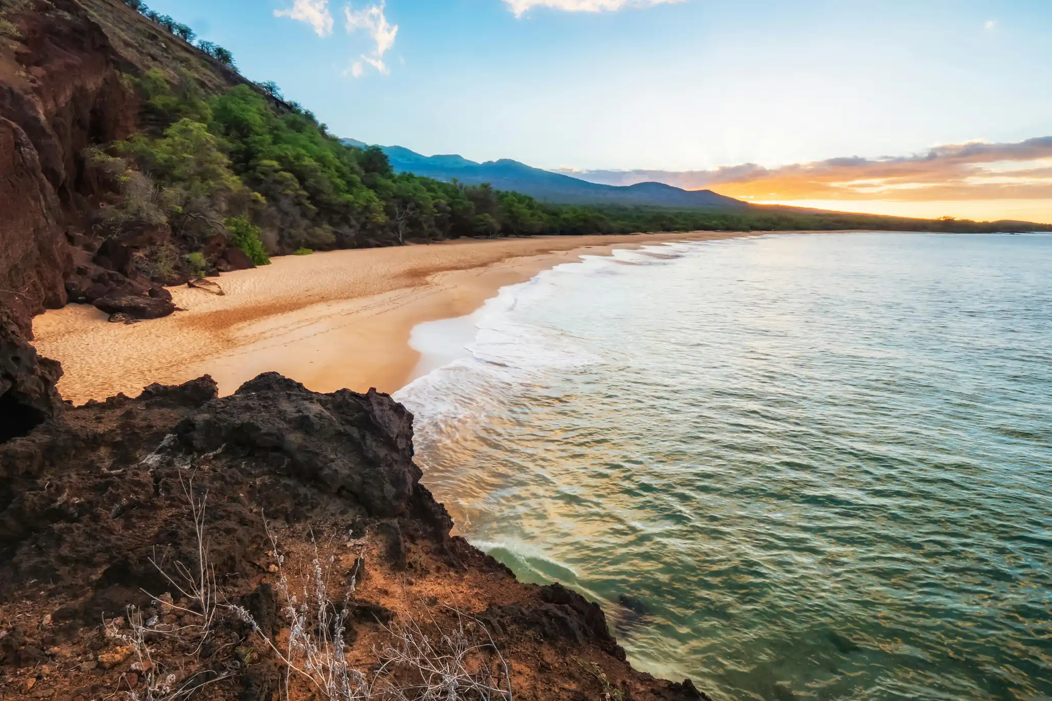 Emerald Hawaiian coastline, volcanic peaks, and Pacific surf — Hawaii island honeymoon and family travel